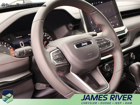 Used 2025 Jeep Compass Trailhawk AWD/4WD image 25