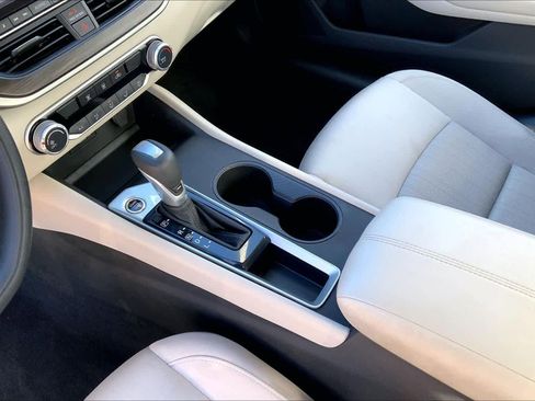 Used 2025 Nissan Altima 2.5 SV image 15