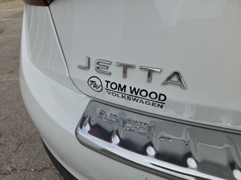 Certified 2022 Volkswagen Jetta SE image 10