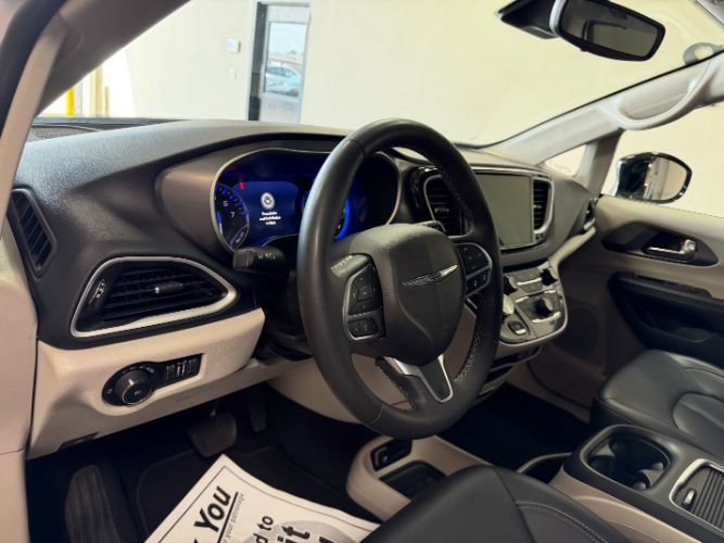 Used 2024 Chrysler Pacifica Touring-L FWD image 15