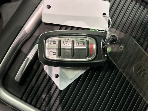 Used 2024 Chrysler Pacifica Touring-L FWD image 22