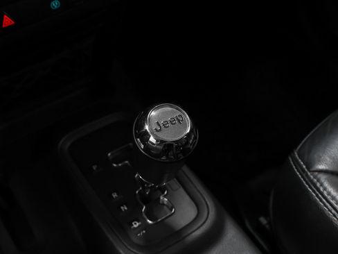 Used 2015 Jeep Wrangler Unlimited Rubicon AWD/4WD image 32