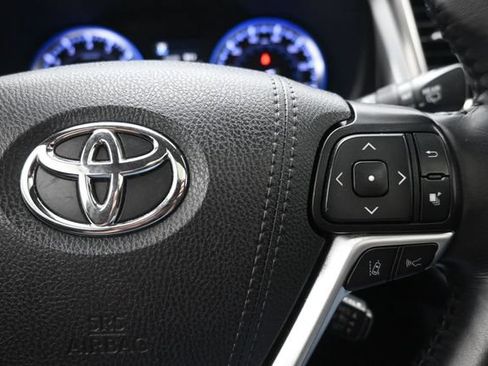 Used 2019 Toyota Highlander SE w/ Nightshade Edition FWD image 30