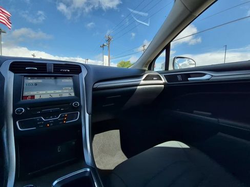 Used 2018 Ford Fusion SE w/ Fusion SE Technology Package FWD image 3