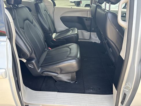Used 2024 Chrysler Pacifica Touring-L FWD image 15