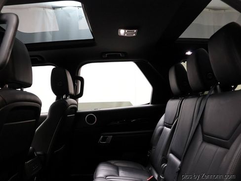 Used 2020 Land Rover Discovery SE AWD/4WD image 14