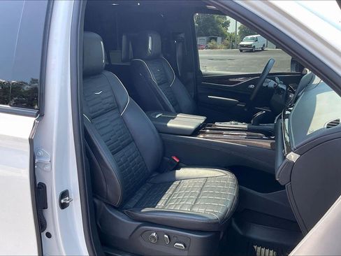 Used 2024 Cadillac Escalade Sport Platinum w/ LPO, ONYX Package AWD/4WD image 7