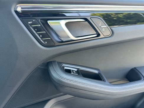 Certified 2025 Porsche Macan AWD/4WD image 19