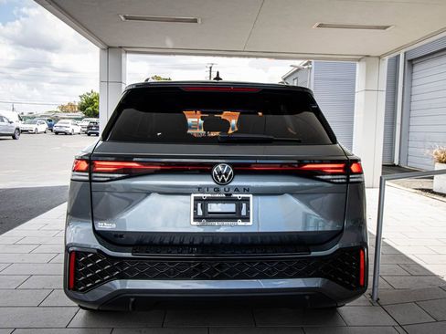 New 2026 Volkswagen Tiguan SE R-Line FWD image 19