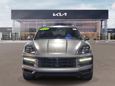 Used 2024 Porsche Cayenne S AWD/4WD image 2