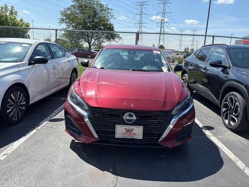 Used 2024 Nissan Altima 2.5 SV FWD image 2