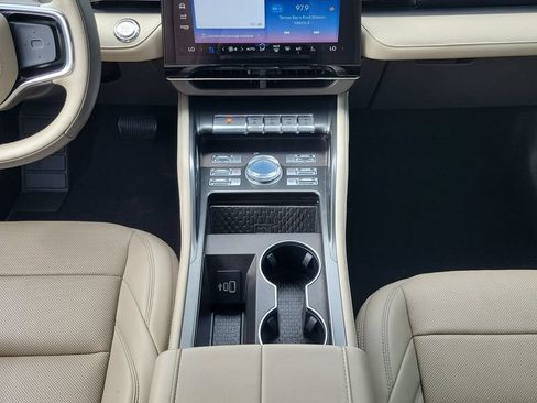 Used 2024 Lincoln Nautilus Premier AWD/4WD image 15