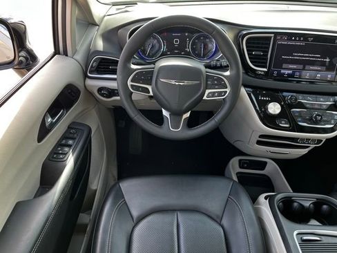 Used 2024 Chrysler Pacifica Touring-L image 11