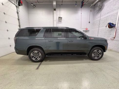 Used 2025 Chevrolet Suburban Z71 w/ Comfort Package AWD/4WD image 3