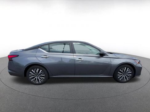 Used 2025 Nissan Altima 2.5 SV FWD image 15