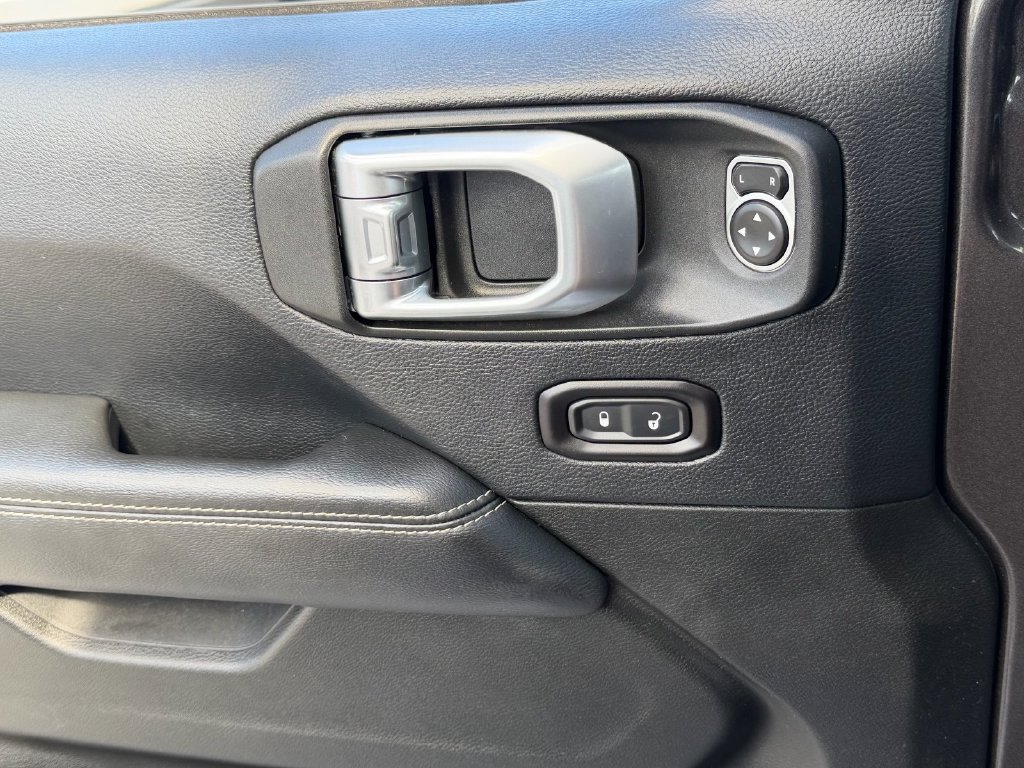 Used 2018 Jeep Wrangler Unlimited Sahara AWD/4WD image 24