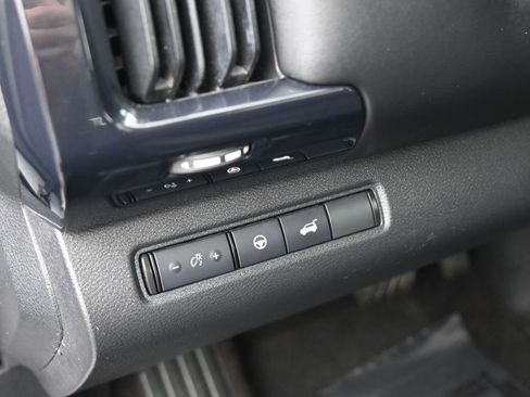 Used 2022 Nissan Pathfinder SV w/ SV Premium Package image 16