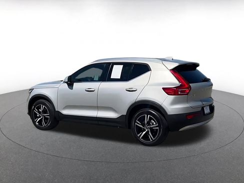 Used 2024 Volvo XC40 B5 Core image 11