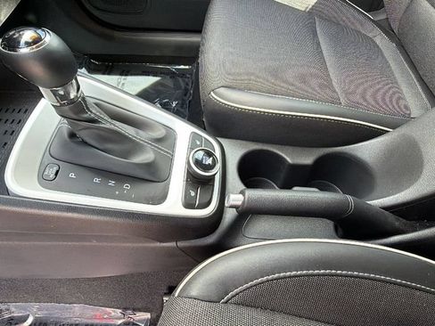 Used 2025 Hyundai Venue Limited FWD image 13