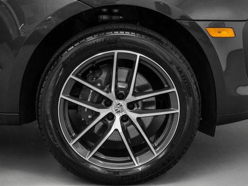 Certified 2025 Porsche Macan image 15