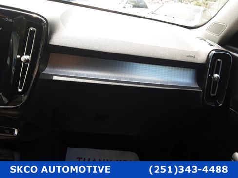 Used 2021 Volvo XC40 T4 Momentum image 24