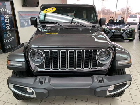Used 2025 Jeep Wrangler Unlimited Sahara AWD/4WD image 4