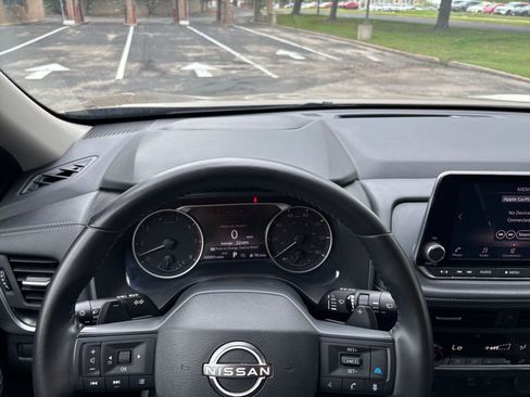 Used 2025 Nissan Rogue SV image 29