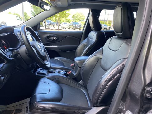 Used 2021 Jeep Cherokee Latitude Plus w/ Sun & Sound Group FWD image 16