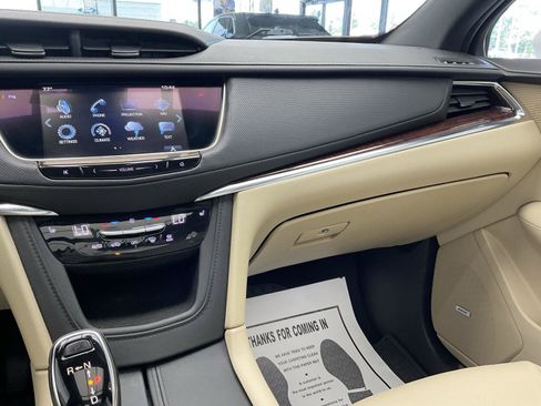 Used 2017 Cadillac XT5 Luxury w/ Driver Awareness Package AWD/4WD image 17