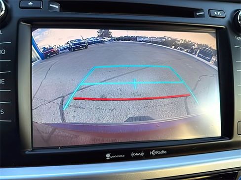 Used 2018 Toyota Highlander XLE image 32