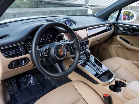 Certified 2025 Porsche Macan image 4