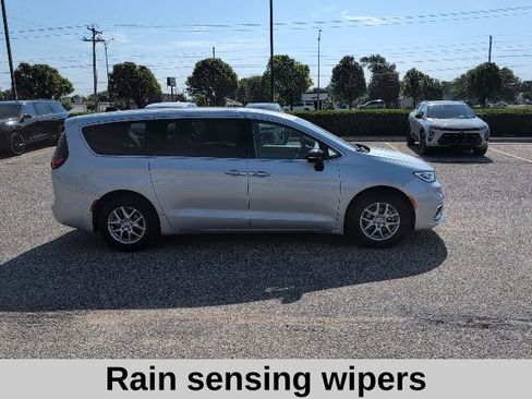 Used 2024 Chrysler Pacifica Touring-L FWD image 14