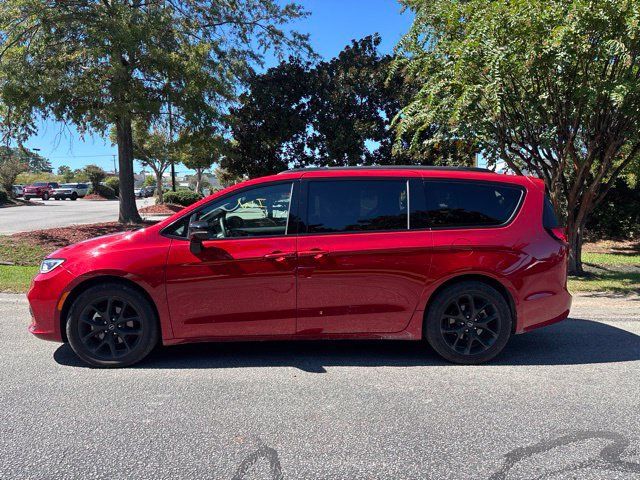 Used 2025 Chrysler Pacifica Limited FWD image 5