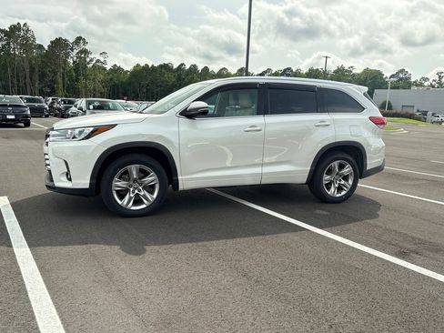Used 2019 Toyota Highlander Limited FWD image 2
