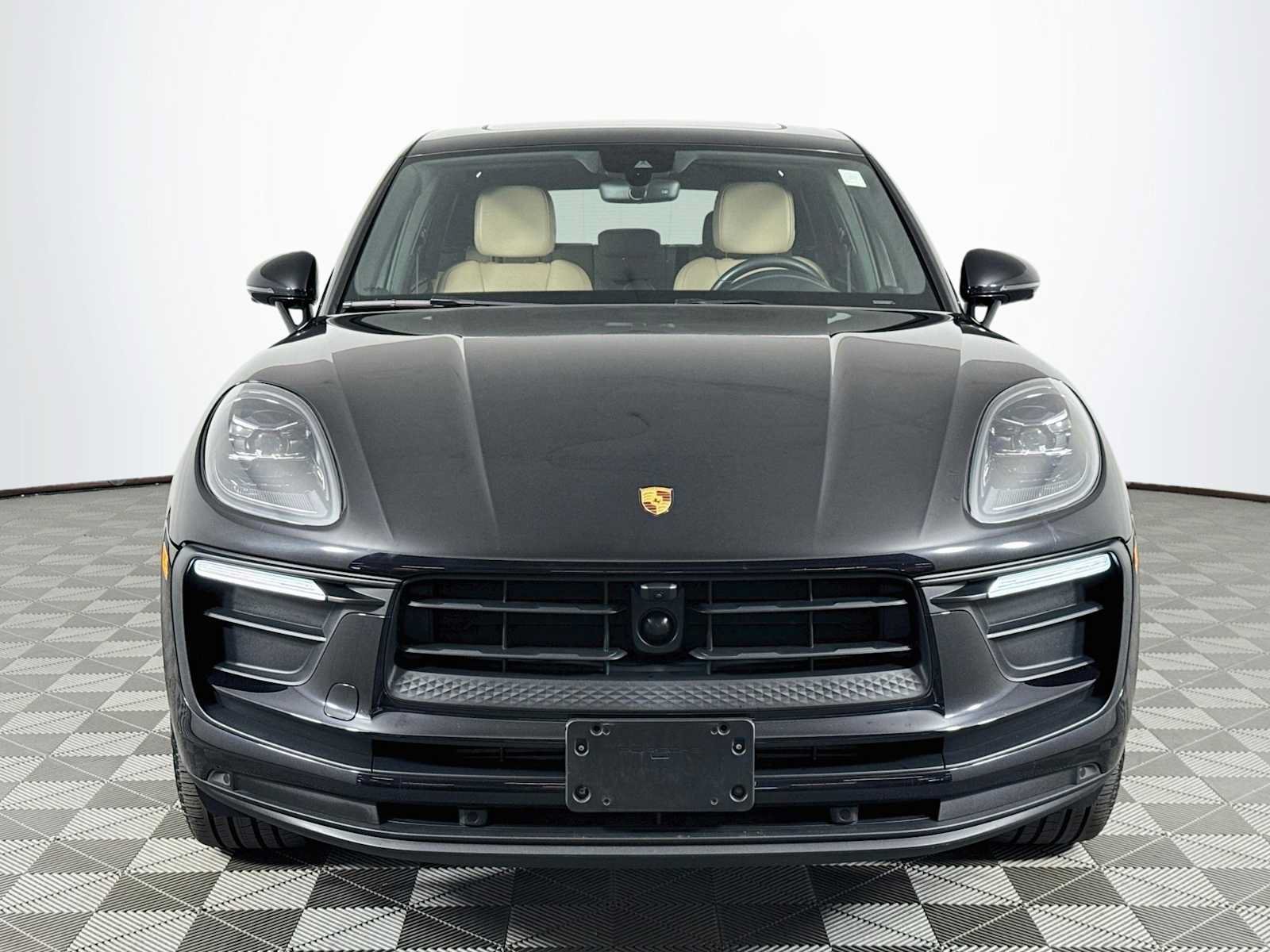 Used 2022 Porsche Macan AWD/4WD image 2