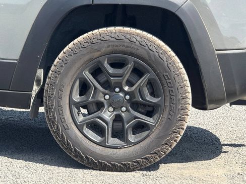 Used 2019 Jeep Cherokee Trailhawk w/ Comfort & Convenience Group AWD/4WD image 45
