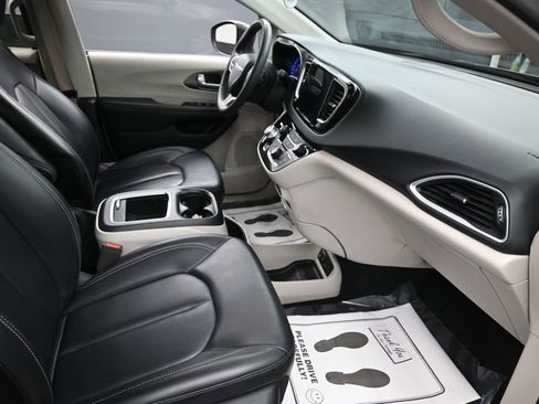 Used 2023 Chrysler Pacifica Touring-L FWD image 31