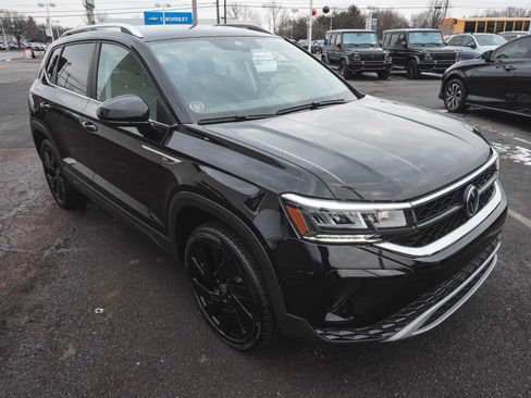 Used 2024 Volkswagen Taos SE w/ Black Wheel Plus Package image 3