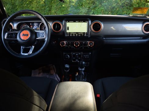 Used 2022 Jeep Wrangler Unlimited Sahara w/ Cold Weather Group image 8