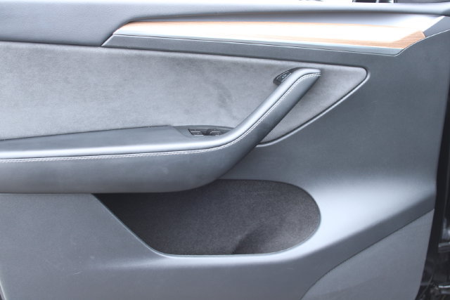 Used 2025 Tesla Model Y Long Range RWD image 8