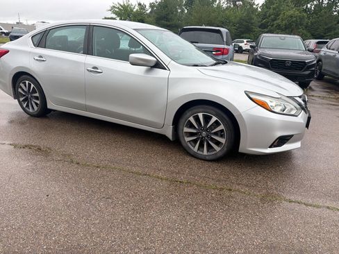 Used 2017 Nissan Altima 2.5 SV FWD image 3