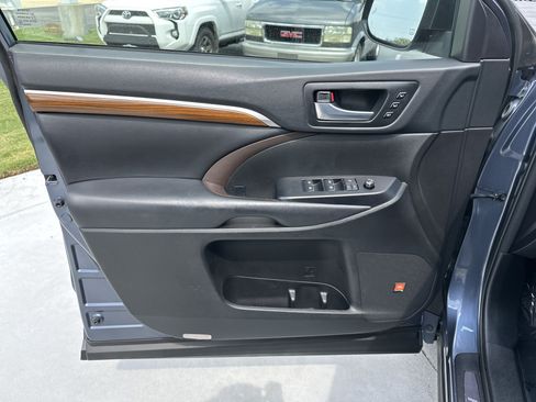 Used 2018 Toyota Highlander Limited Platinum AWD/4WD image 14