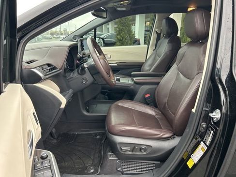 Used 2023 Toyota Sienna Platinum AWD/4WD image 21