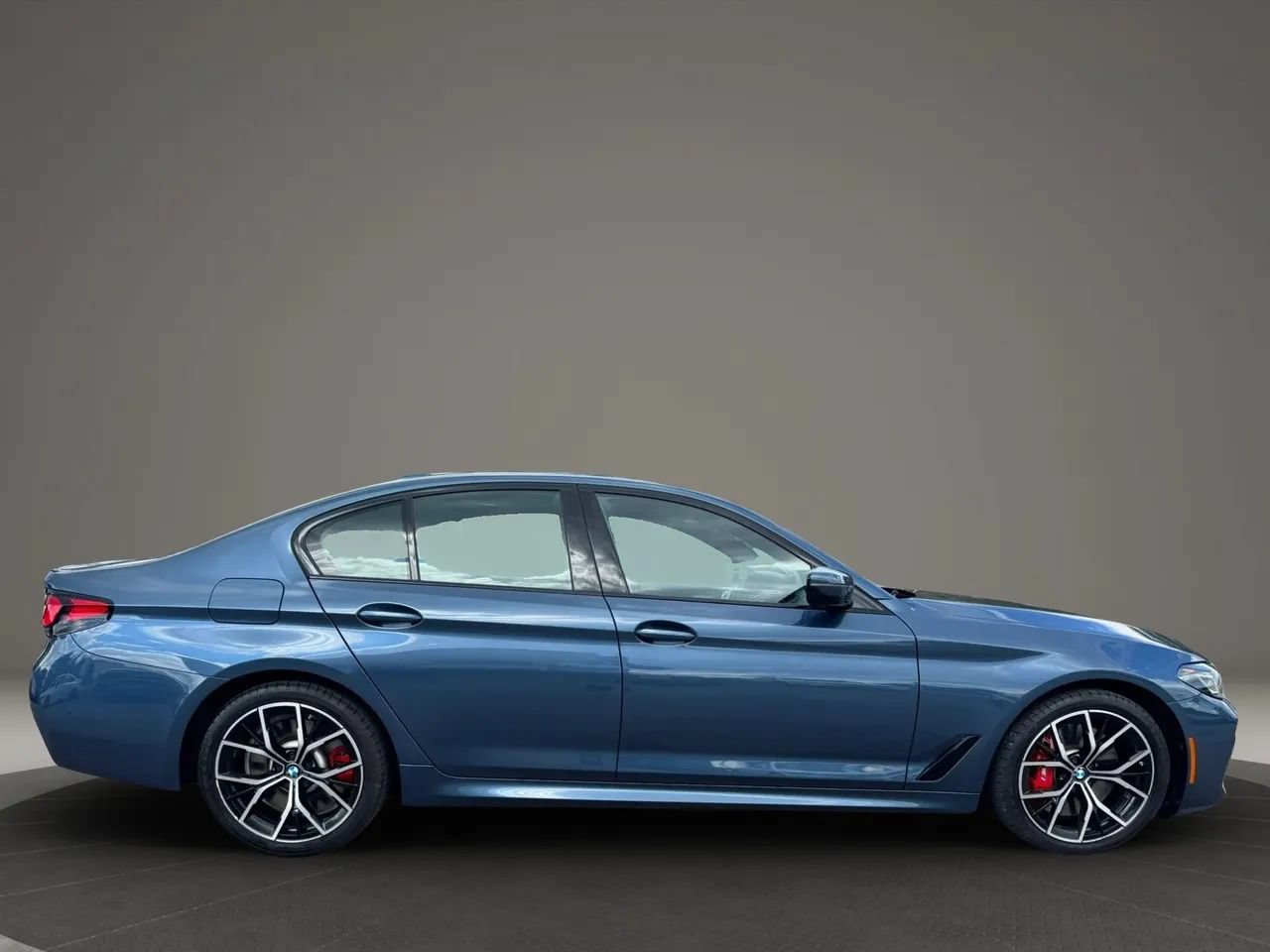 Used 2023 BMW 540i xDrive w/ M Sport Package AWD/4WD image 4