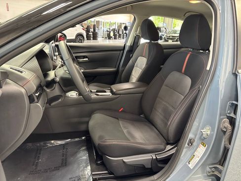 Used 2024 Nissan Sentra SR w/ Trunk Package FWD image 9