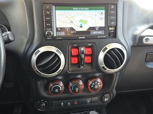 Used 2018 Jeep Wrangler Unlimited Sahara AWD/4WD image 4