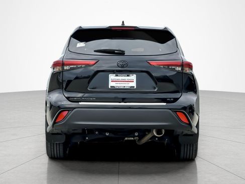 Used 2023 Toyota Highlander XLE image 4