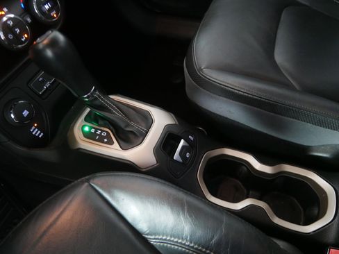 Used 2015 Jeep Renegade Limited image 24