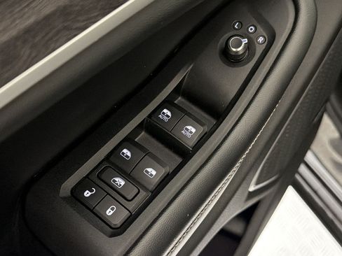 Used 2022 Jeep Grand Cherokee L Limited AWD/4WD image 8