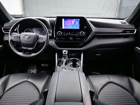 Used 2024 Toyota Highlander XSE AWD/4WD image 19